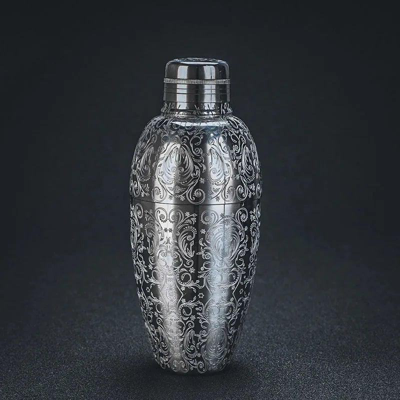Shaker cocktail 500ml mis en valeur sur fond sombre, éclairage dramatique