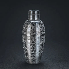 Shaker cocktail 500ml mis en valeur sur fond sombre, éclairage dramatique