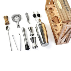 Vue détaillée de tous les accessoires du coffret barman sortis de la caisse : shaker, passoire, doseurs, pilon, tire-bouchon et bâton mélangeur.