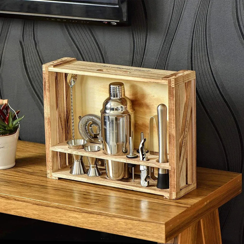 Coffret à cocktails en bois posé debout sur une console en bois dans un salon moderne au mur gris texturé.