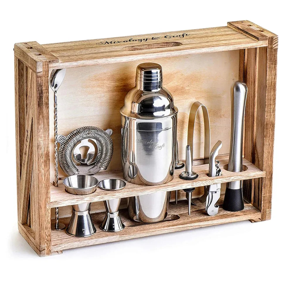 Coffret cocktail barman en caisse de bois avec shaker, doseurs, passoire et accessoires en acier inoxydable, présenté sur fond blanc.