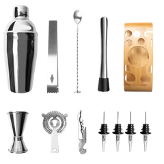 Détail des accessoires du coffret cocktail cuisine : shaker, pince à glaçons, cuillère à mélange, tire-bouchon, doseur, passoire et bouchons verseurs