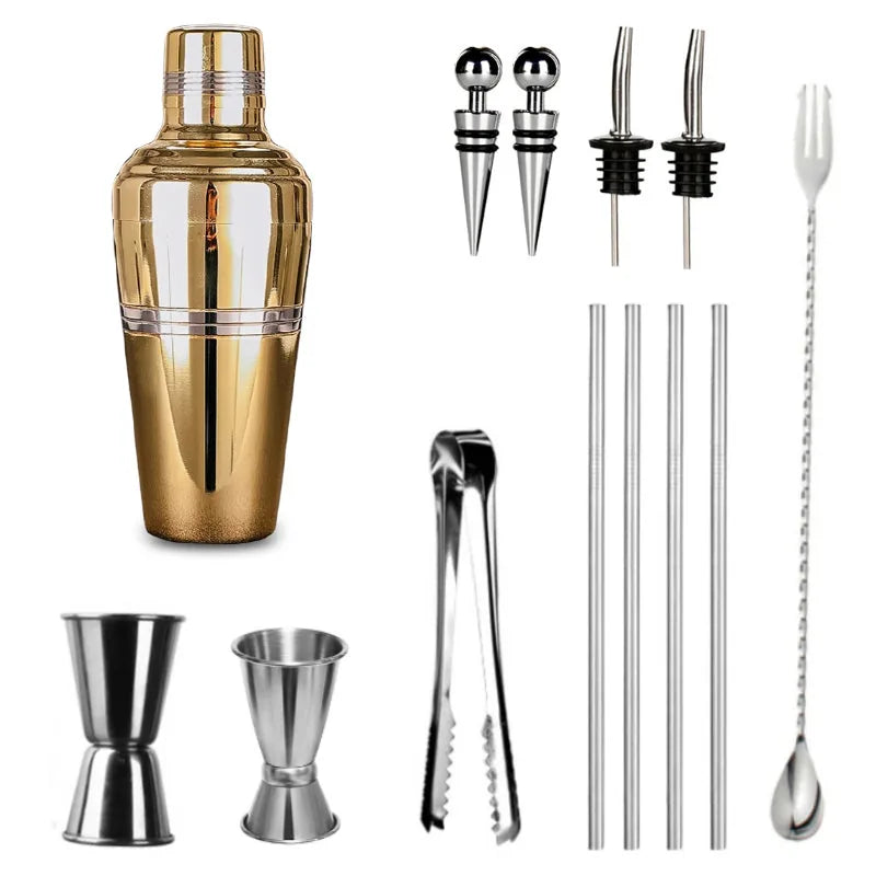 Vue éclatée de tous les composants du coffret cocktail : shaker doré, doseurs, pince, pailles et cuillère.