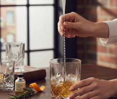 Cuillère à cocktail grande taille utilisée pour mélanger un cocktail Old Fashioned au bar