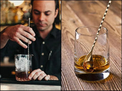 Collage montrant un barman mélangeant un cocktail au verre à mélange puis la cuillère posée dans un verre sur une table en bois.
