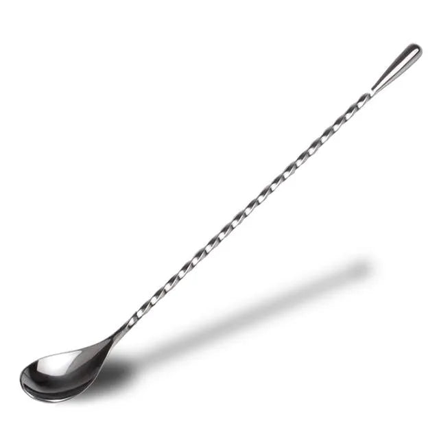 Cuillère à cocktail en inox au long manche torsadé, photographiée seule sur fond blanc.