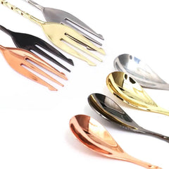 Assortiment de cuillères à cocktail à embout fourchette disponibles en plusieurs finitions : argenté, doré, noir et rose gold.