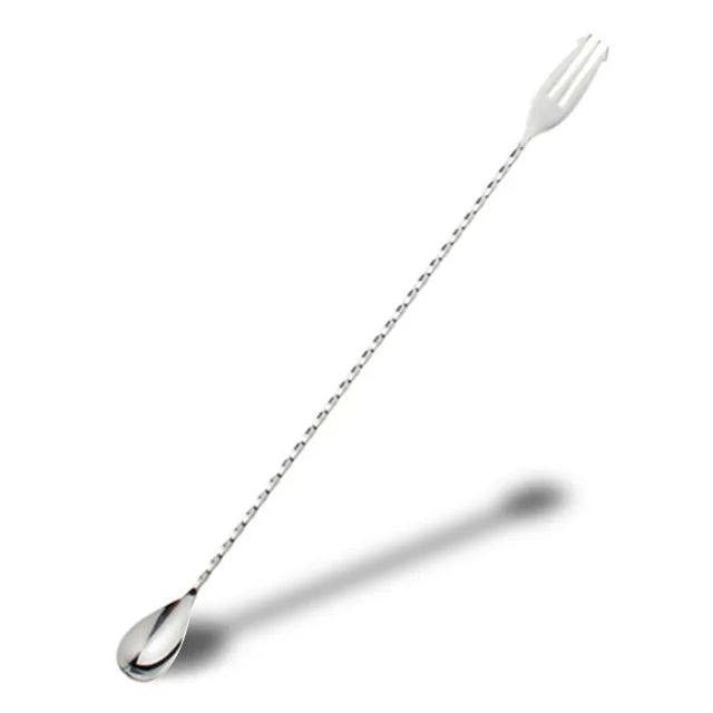 Cuillère de bar en acier inoxydable argenté avec fourchette à cerises intégrée, présentée sur fond blanc.