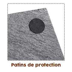 Gros plan sur les patins de protection antidérapants collés au dos du dessous de verre en ardoise