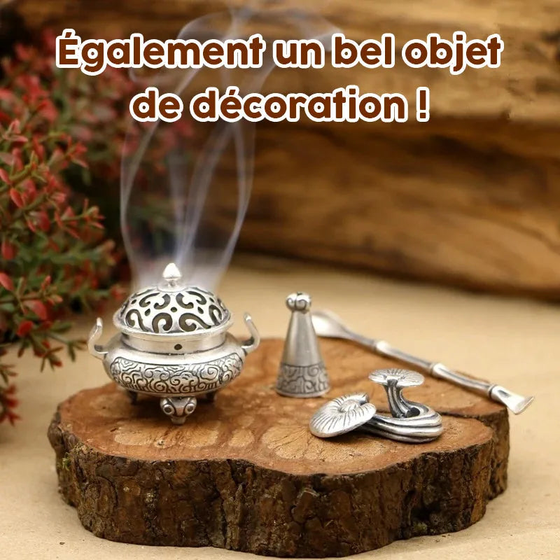 Dessous de verre en bûche utilisé comme socle décoratif pour un brûle-encens en métal argenté, avec le texte « Également un bel objet de décoration ! ».