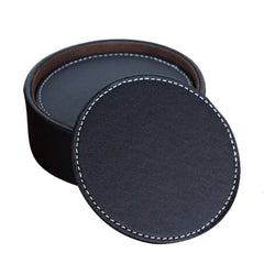 Boîtier en cuir noir ouvert laissant apparaître l'empilement des dessous de verre à l'intérieur.