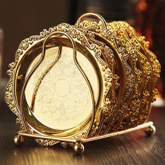 Set de 6 dessous de verre dorés empilés dans leur support métallique, présentés en gros plan sur fond sombre.