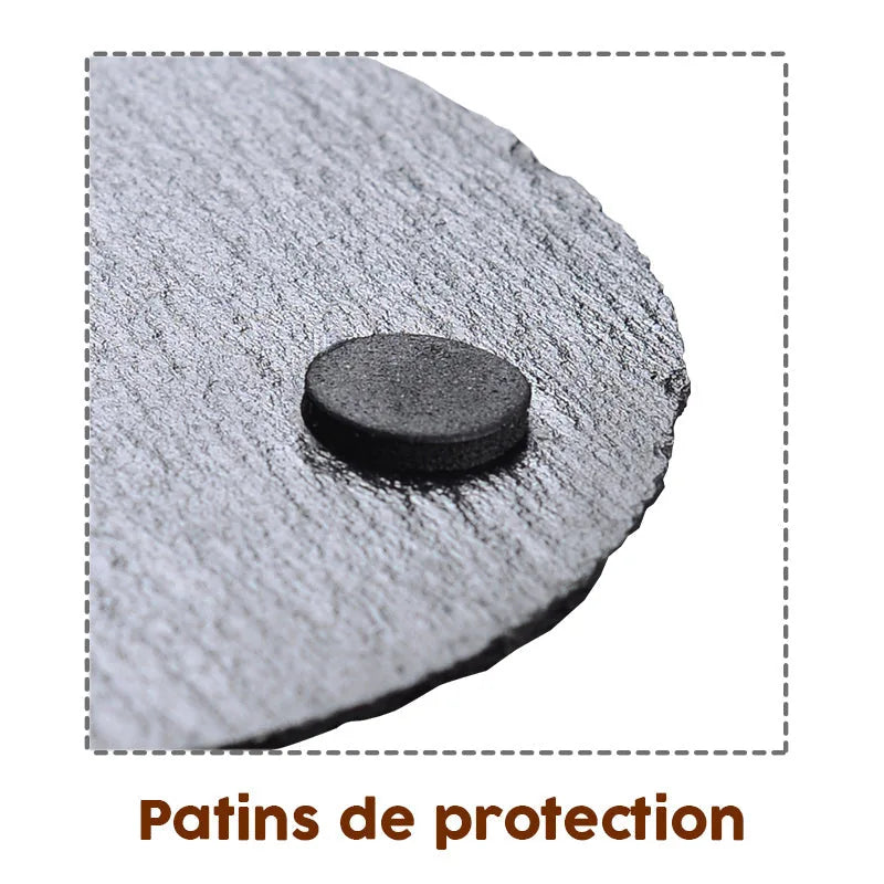 Gros plan sur le coin d'un dessous de verre en ardoise montrant le patin de protection en caoutchouc collé au dos