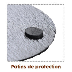 Gros plan sur le coin d'un dessous de verre en ardoise montrant le patin de protection en caoutchouc collé au dos