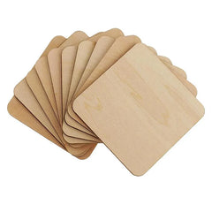 Lot complet de dix dessous de verre en bois disposés en éventail sur fond blanc.