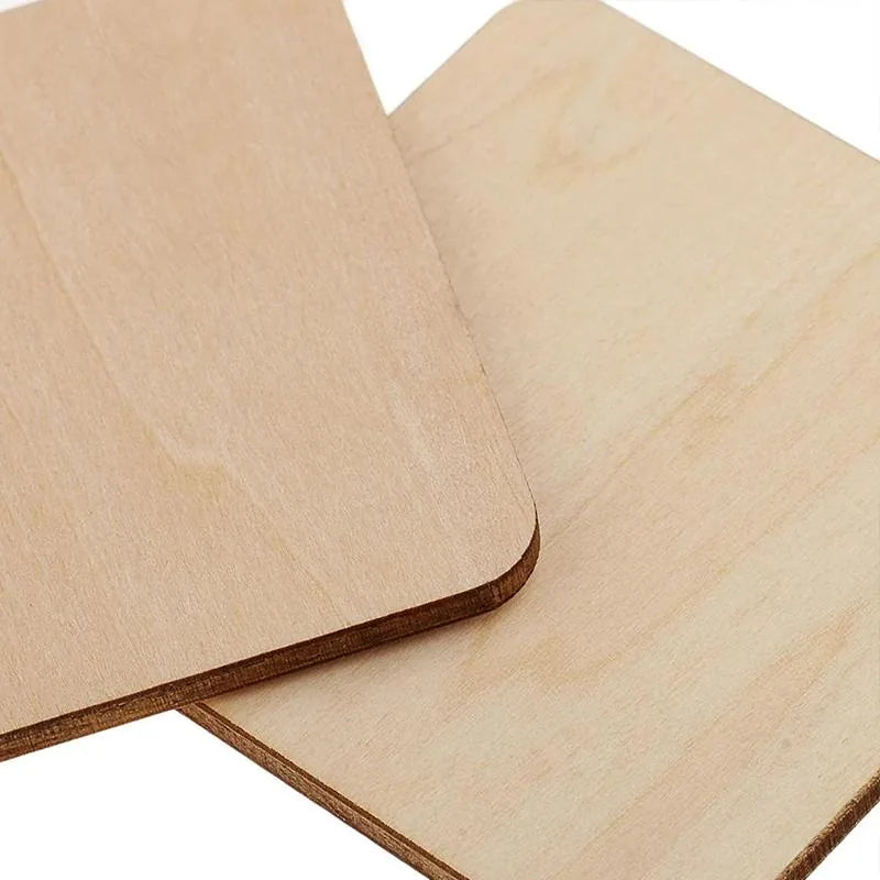 Gros plan macro sur le veinage et le bord arrondi de deux dessous de verre en bois superposés.