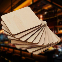 Pile de dessous de verre en bois carrés aux coins arrondis devant un bar chaleureusement éclairé.