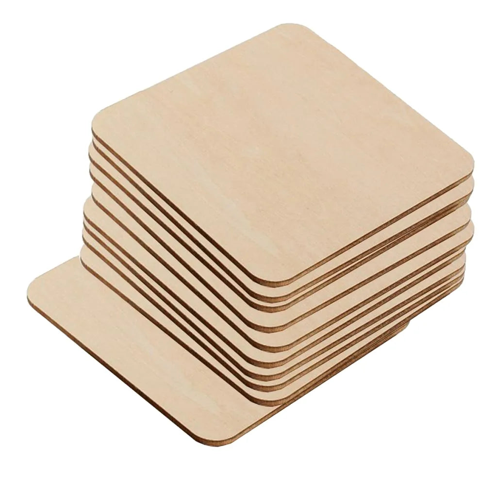 Pile de dix dessous de verre en bois brut vue en angle sur fond blanc.