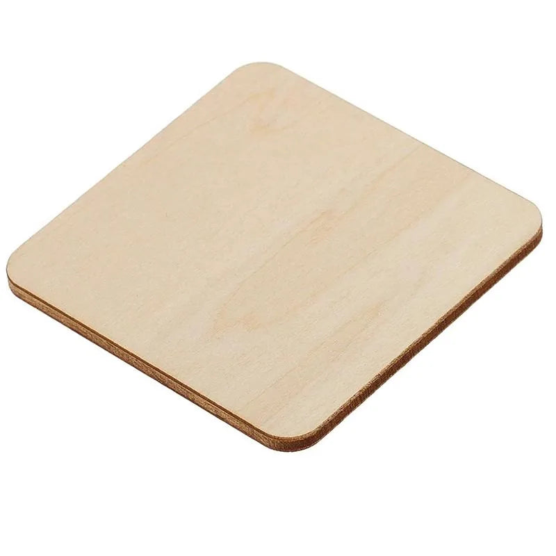 Un dessous de verre en bois isolé sur fond blanc, mettant en valeur son veinage naturel.