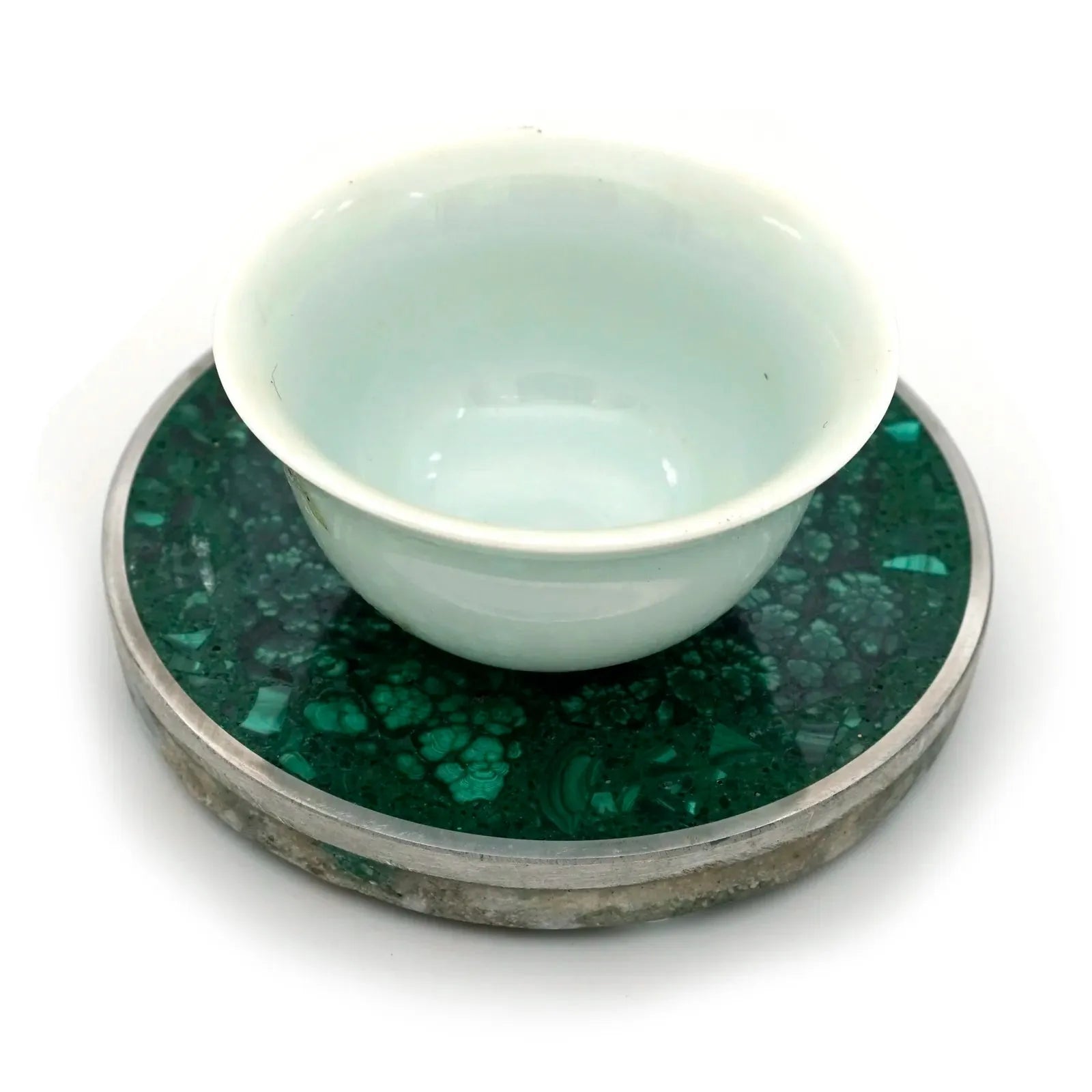 Bol en céramique blanche posé sur le dessous de verre à cerclage argenté, pour illustrer l'échelle