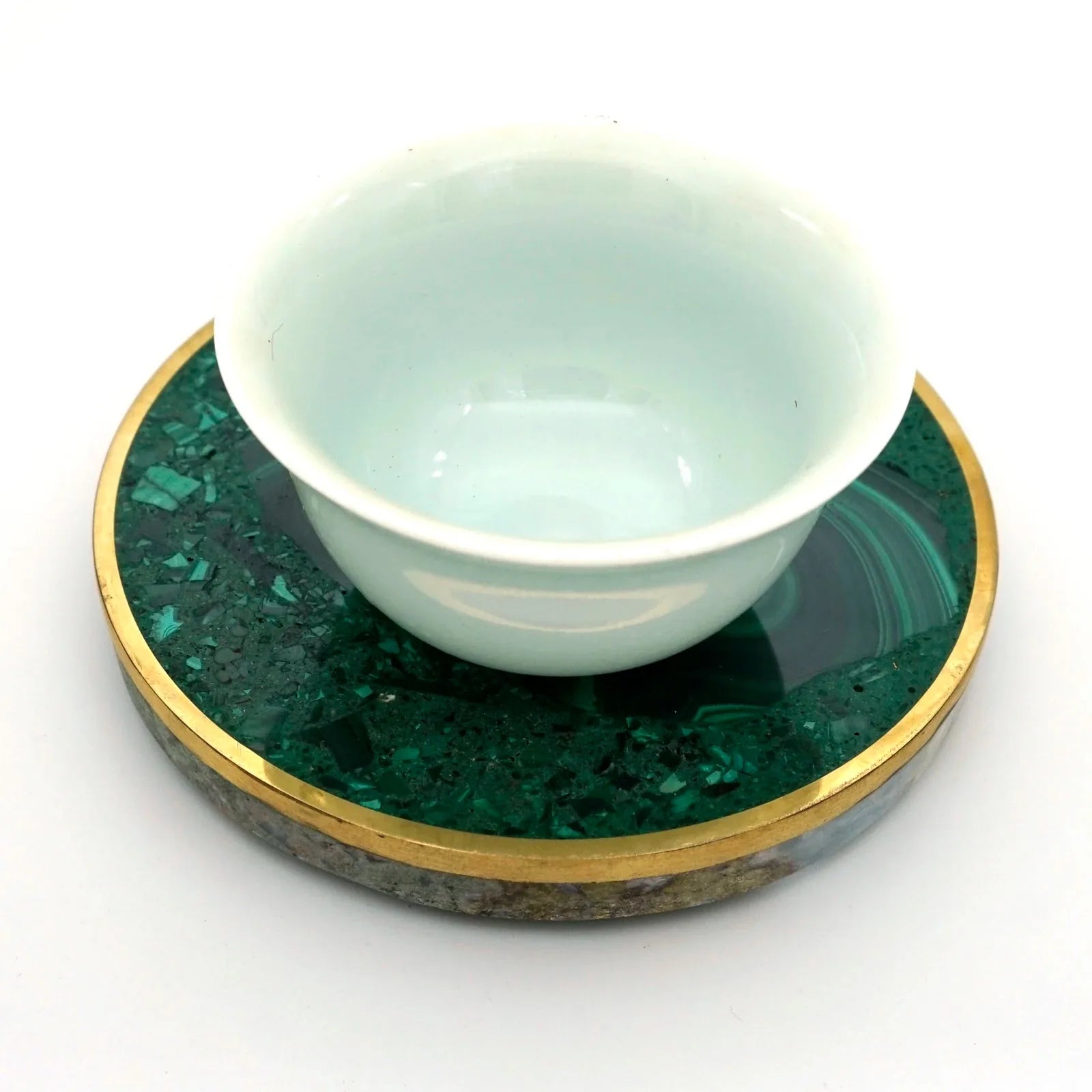 Bol en céramique blanche posé sur le dessous de verre à cerclage doré, pour illustrer l'échelle