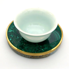 Bol en céramique blanche posé sur le dessous de verre à cerclage doré, pour illustrer l'échelle
