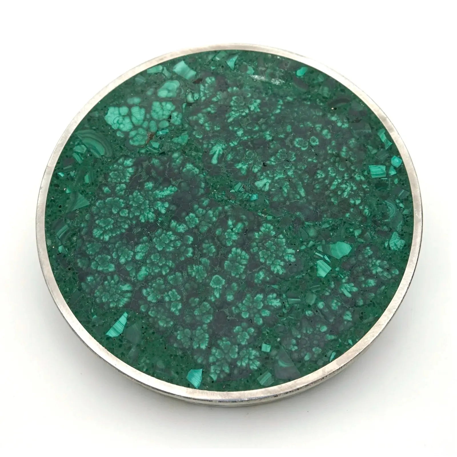 Dessous de verre rond en malachite à cerclage argenté, vu de face sur fond blanc
