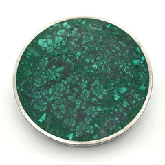 Dessous de verre rond en malachite à cerclage argenté, vu de face sur fond blanc