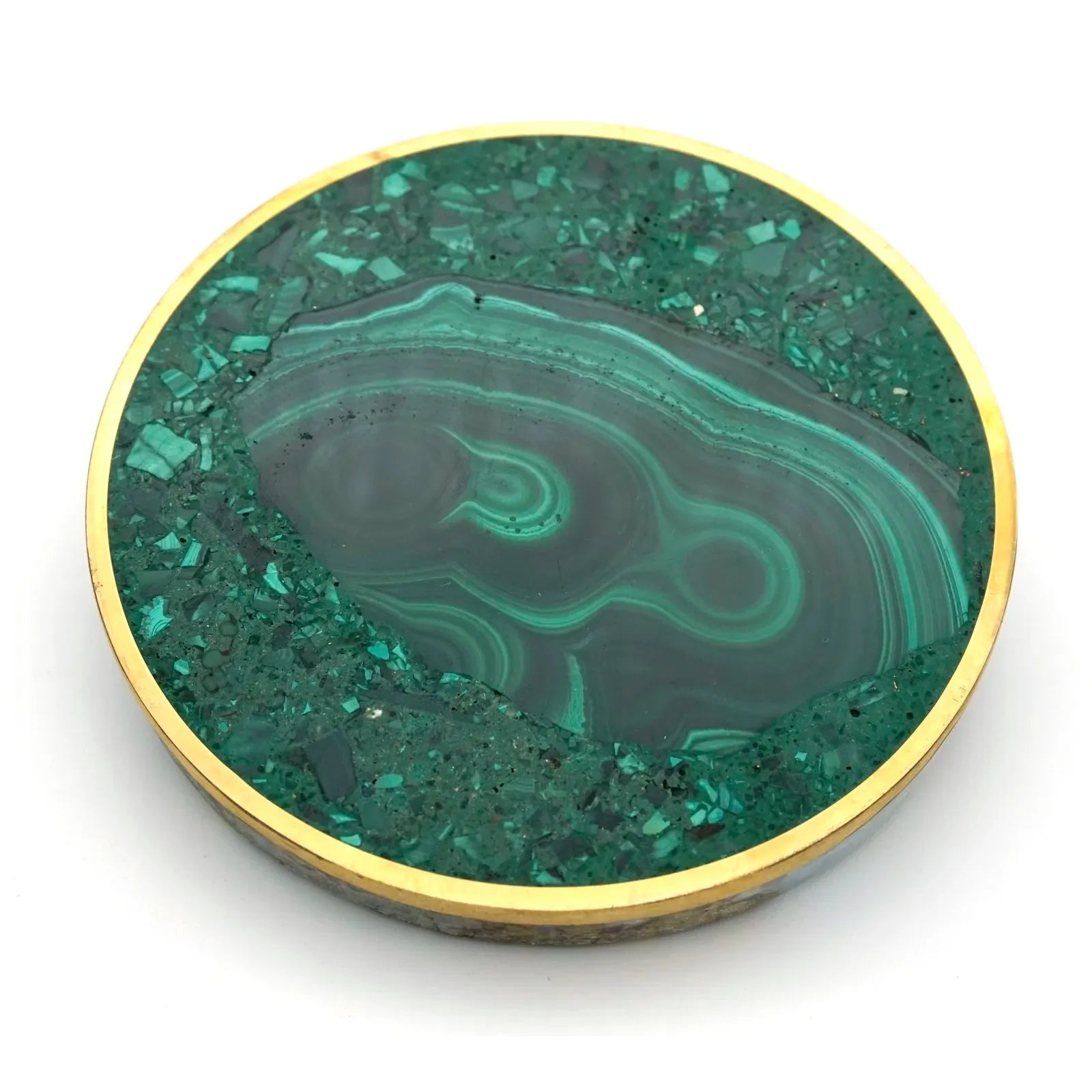 Dessous de verre rond en malachite naturelle à cerclage doré, vu de face sur fond blanc