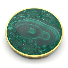 Dessous de verre rond en malachite naturelle à cerclage doré, vu de face sur fond blanc