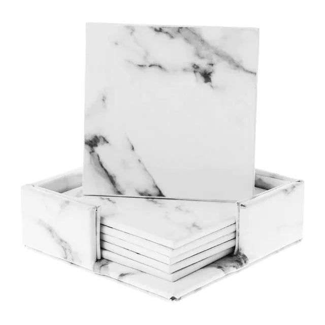 Dessous de verre effet marbre présenté debout devant les cinq autres rangés dans leur boîte, sur fond blanc.