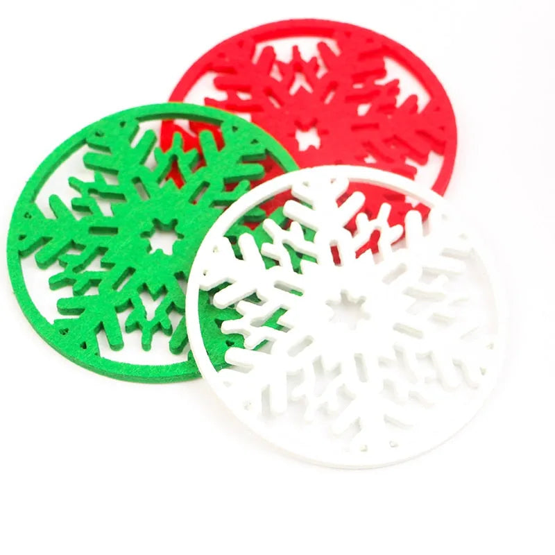 Packshot sur fond blanc des trois dessous de verre de Noël en forme de flocon, coloris rouge, vert et blanc, disposés en éventail