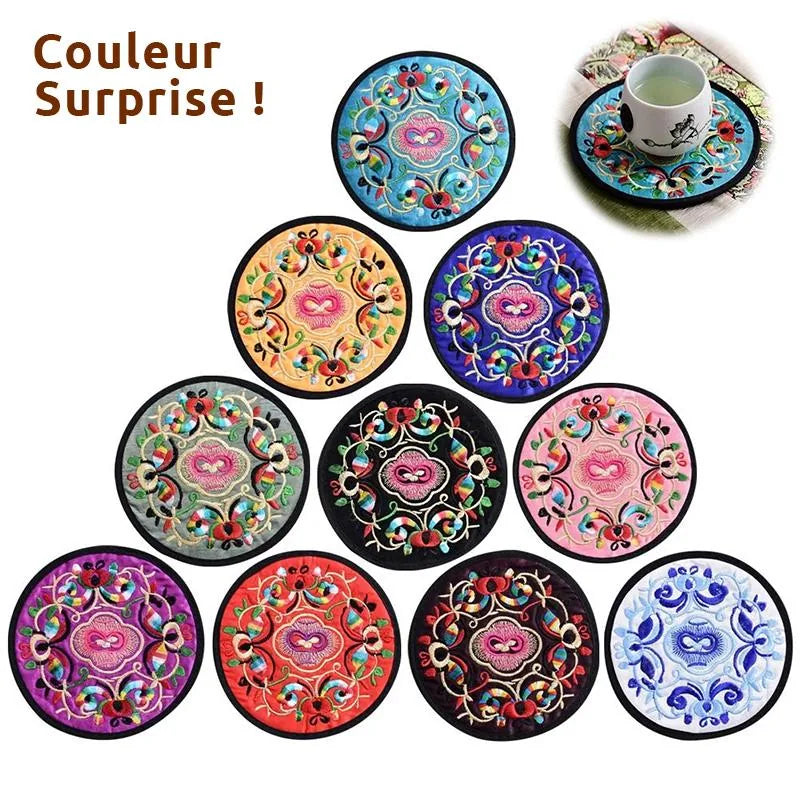Collage présentant les onze coloris disponibles du lot de dessous de verre en tissu brodé, couleur surprise à la commande.