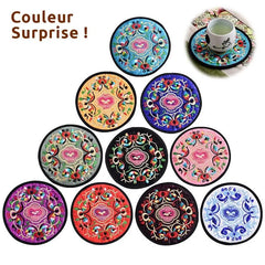 Collage présentant les onze coloris disponibles du lot de dessous de verre en tissu brodé, couleur surprise à la commande.