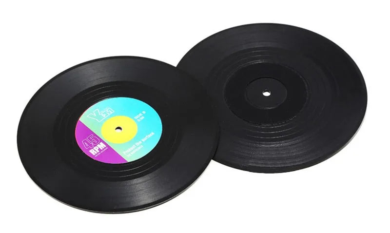 Lot de deux dessous de verre vinyle présentés recto et verso pour montrer le sillon du disque et l'étiquette.