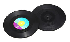 Lot de deux dessous de verre vinyle présentés recto et verso pour montrer le sillon du disque et l'étiquette.
