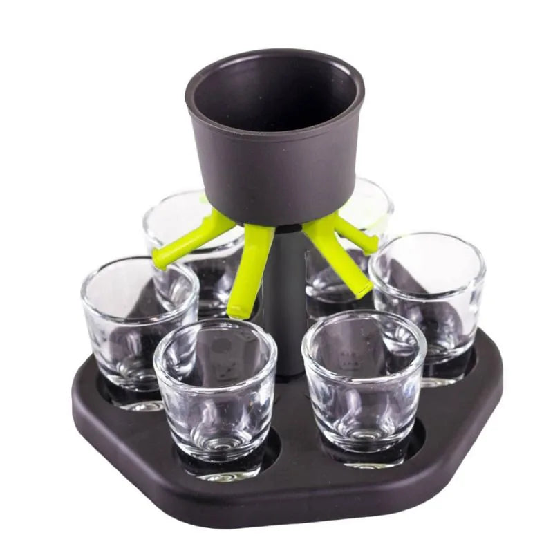 Distributeur à shots noir et vert avec ses 6 verres sur socle en bois, vue de face sur fond blanc