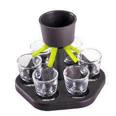 Distributeur à shots noir et vert avec ses 6 verres sur socle en bois, vue de face sur fond blanc