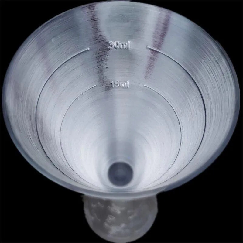Vue macro de l'intérieur du double doseur en inox montrant les graduations gravées 15 ml et 30 ml.