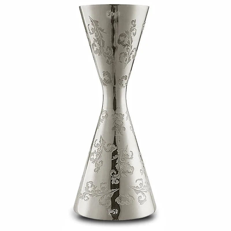 Double doseur à cocktail en inox poli, gravé de motifs floraux, gradué 15 ml, 30 ml et 45 ml, présenté sur fond blanc.