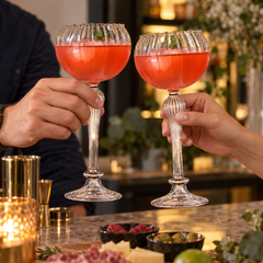 Lot de 2 Verres à Cocktail Vintage Colonne Romaine - en situation d'utilisation