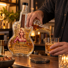 Carafe à Whisky en Forme de Guitare - en situation d'utilisation