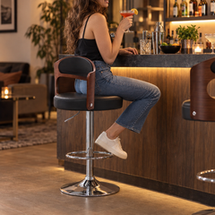 Tabouret de bar pivotant en bois massif - en situation d'utilisation