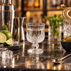 Petit Verre à Pied Facetté Diamant - mise en scène bar