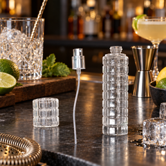 Flacon Doseur Rechargeable 30ml en Verre — Motif Damier - mise en scène bar