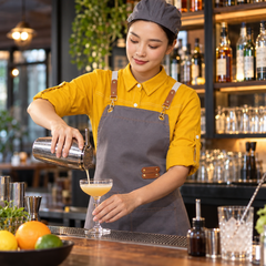 Tablier Barman Gris en Toile Canvas - en situation d'utilisation