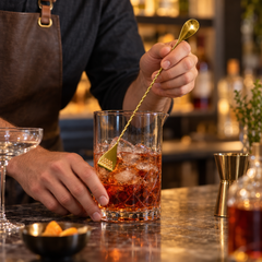 Cuillère de Bar Dorée avec Passoire — 30 ou 40 cm - en situation d'utilisation