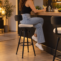 Chaise de Bar Moderne en Bois avec Assise Blanche Rembourrée - en situation d'utilisation