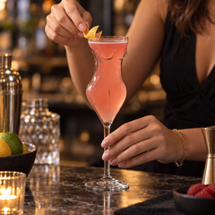 Verre à Cocktail en Forme de Silhouette Féminine - en situation d'utilisation