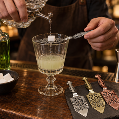 Pelle à Absinthe - en situation d'utilisation